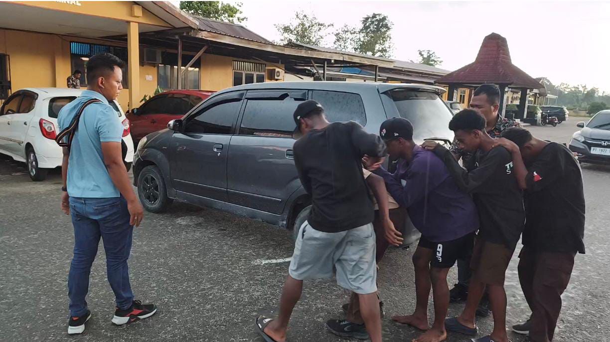 Para pelaku perampokan di Timika yang berhasil ditangkap polisi. (Foto: Istimewa).