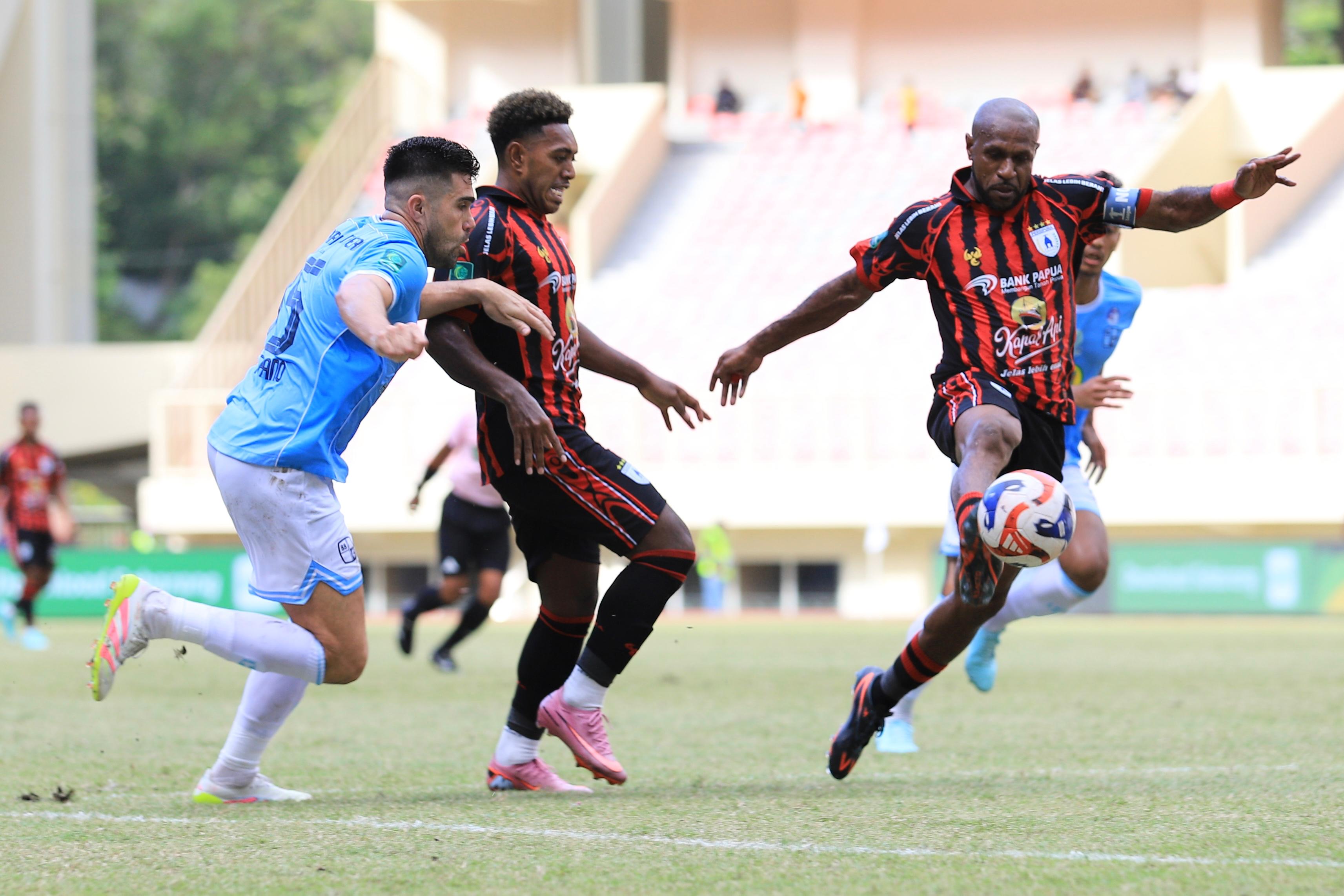 Boaz Solossa saat berebut bola dengan pemain Barito Putra saat bertanding di Stadion Lukas Enembe pada putaran kedua lalu. (CEPOSONLINE.COM/ERIK).
