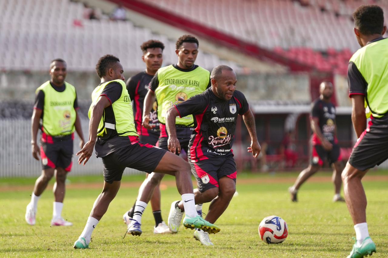 Pemain Persipura saat menjalani latihan di Stadion Mandala Jayapura, Jumat (13/2/2026). (CEPOSONLINE.COM/SYAIFUL PERSIPURA)