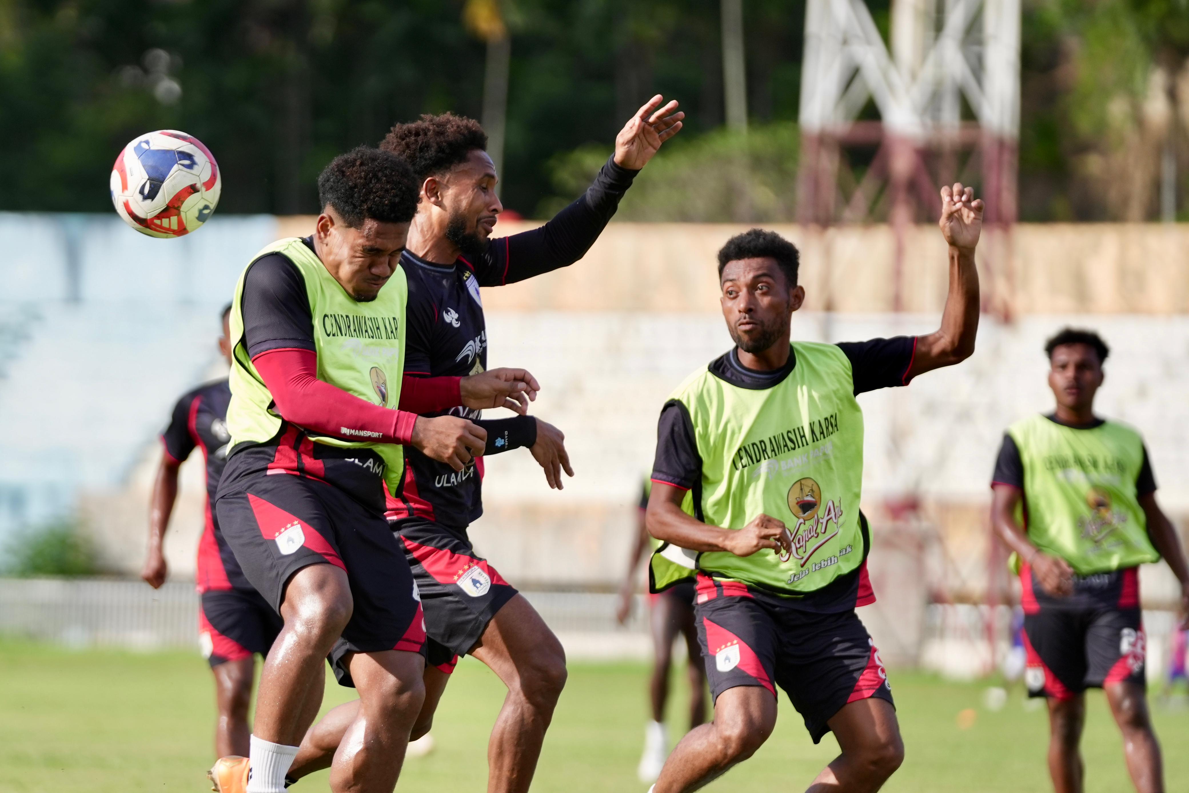 Williams Lugo saat menjalani latihan bersama pemain Persipura di Stadion Mandala Jayapura, Jumat (13/2/2026). (CEPOSONLINE.COM/SYAIFUL PERSIPURA).