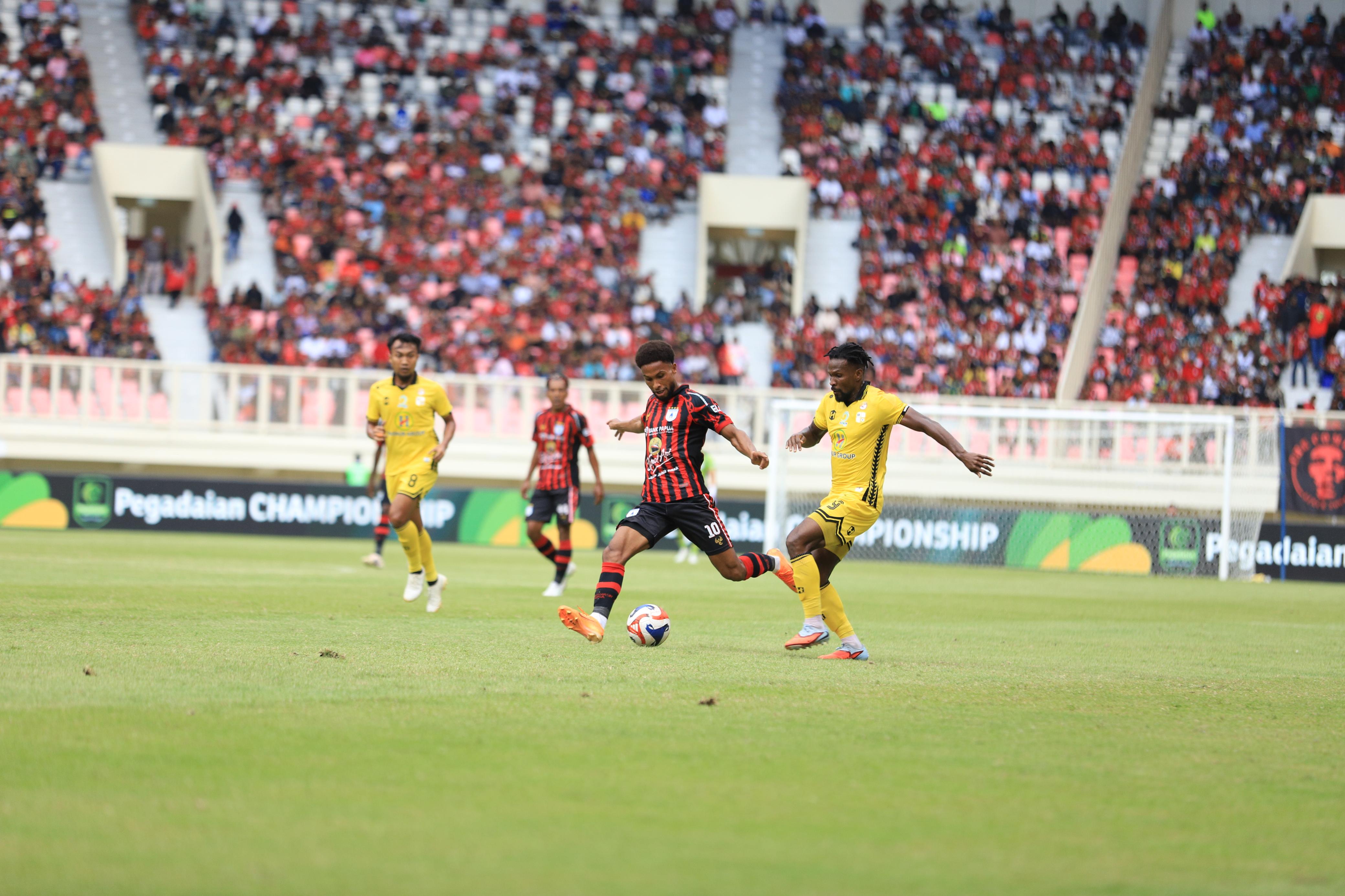 Pemain Persipura saat bertanding melawan Barito Putra di Stadion Lukas Enembe, Minggu (15/2/2026). CEPOSONLINE.COM/ERIK).