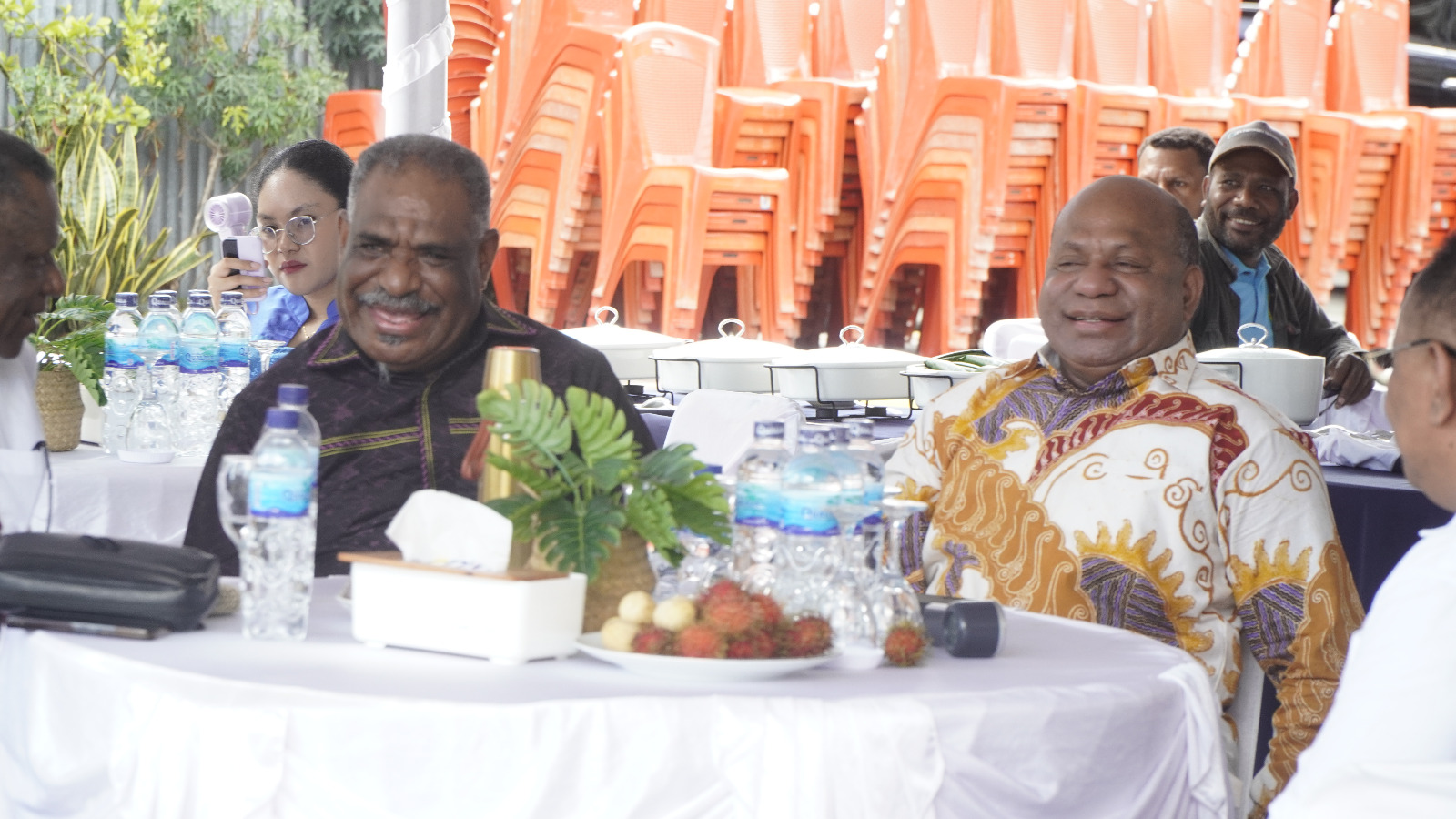 Wali Kota Jayapura Abisai Rollo bersama Gubernur Papua, Matius Fakhiri saat menghadiri acara makan sumbang pembangunan Gedung Kantor Klasis Port Numbay, Minggu (15/2/2026). (CEPOSONLINE.COM/HUMAS