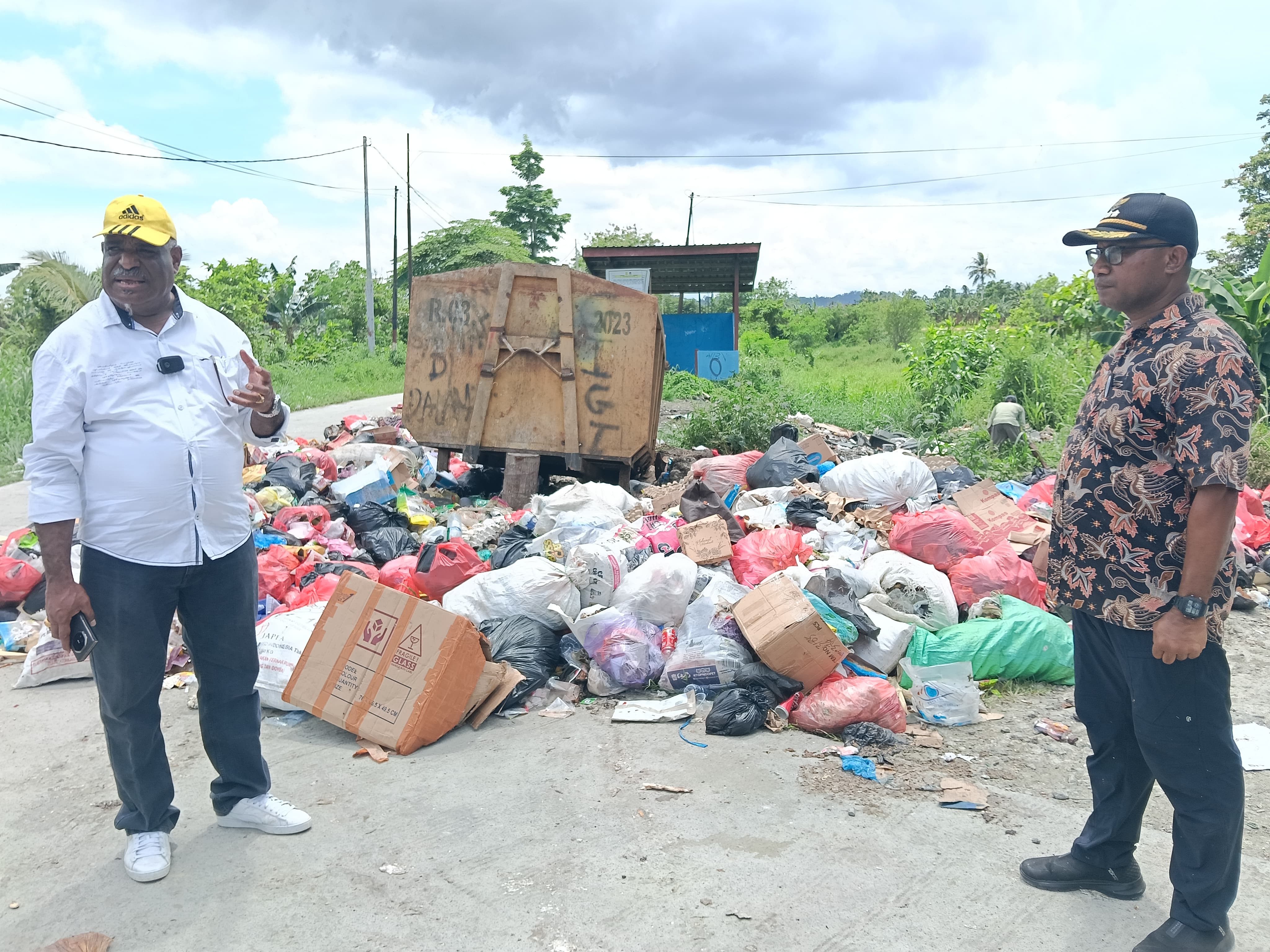 Wali Kota Jayapura, Abisai Rollo saat meninjau langsung tumpukan sampah di Koya Timur, Sabtu (14/2/2026) sore. (CEPOSONLINE.COM/HUMAS PEMKOT).