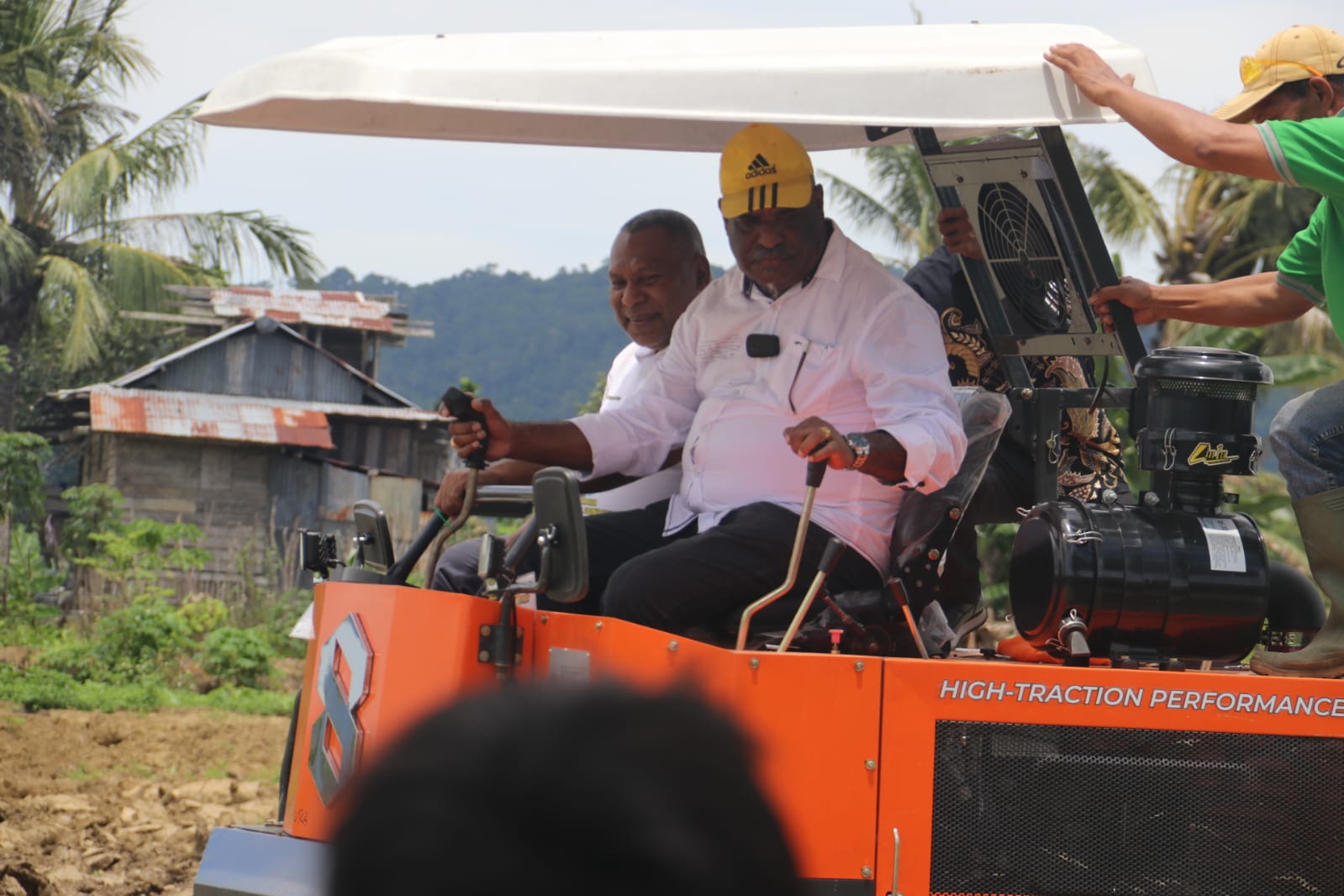 Wali Kota Jayapura, Abisai Rollo bersama Wakil Gubernur, Aryoko Rumaropen saat mencoba alat berat penggarap sawah di Koya Timur, Sabtu (14/2/2026). (CEPOSONLINE.COM/HUMAS PEMKOT).