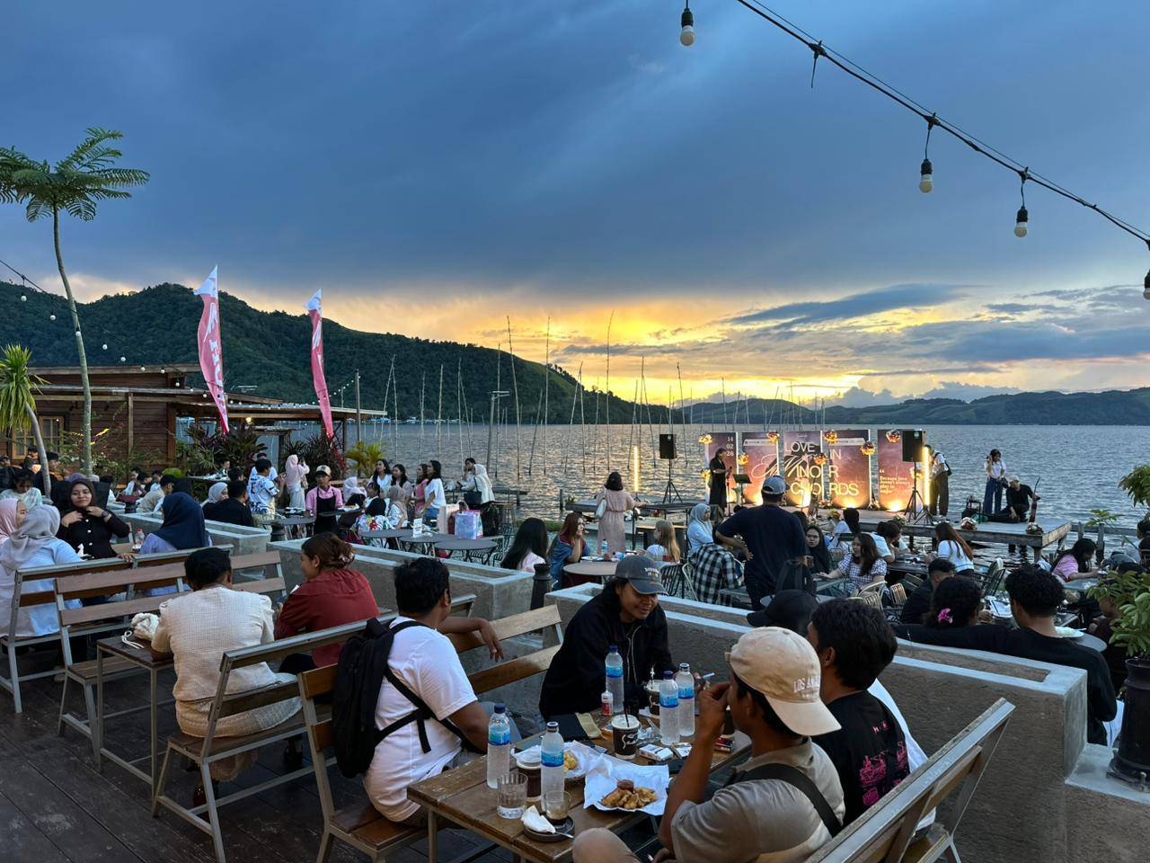 Astra Motor Papua merayakan Valentine lewat acara Sunset Romance di Saanjh Cafe Waena, menggabungkan promosi Honda dan hiburan bagi konsumen di Jayapura, Sabtu (14/2/2026).(Ceposonline.com/Astra Motor