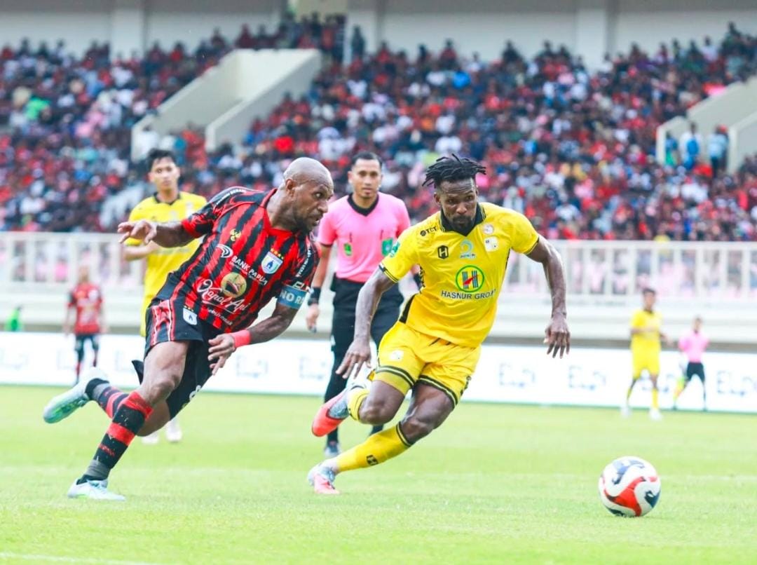 Boaz Solossa ketika berebut bola dengan pemain Barito Putra pada laga yang berlangsung di Stadion Lukas Enembe, Minggu (15/2/2026). (CEPOSONLINE.COM/SYAIFUL PERSIPURA).