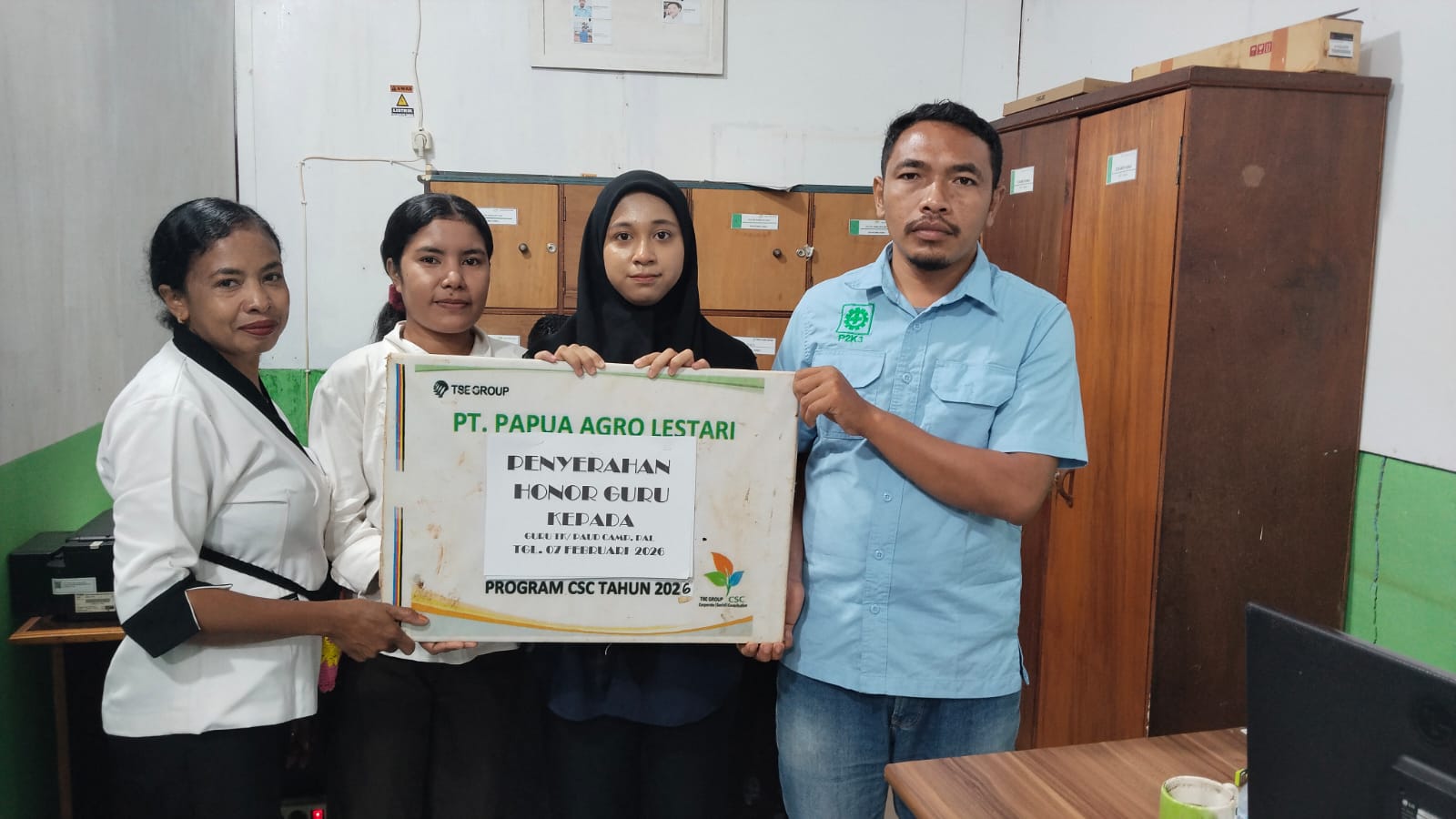 Penyerahan bantuan honor guru kepada tiga orang guru honorer di TK Negeri Cenderawasih di main camp PT. PAL, Distrik Ulilin, Kabupaten Merauke, Papua Selata, Senin (9/2/26).  (Ceposonline.com/Humas)