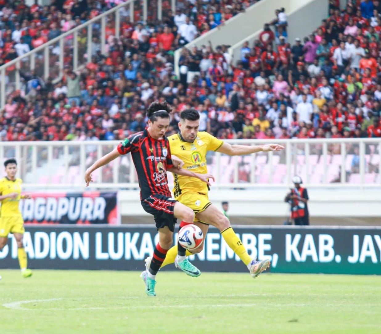 Reno Salampessy saat berduel dengan Fabiano Beltrame sebelum ia mencetak gol keduanya di gawang Barito Putra. (CEPOSONLINE.COM/SYAIFUL PERSIPURA).