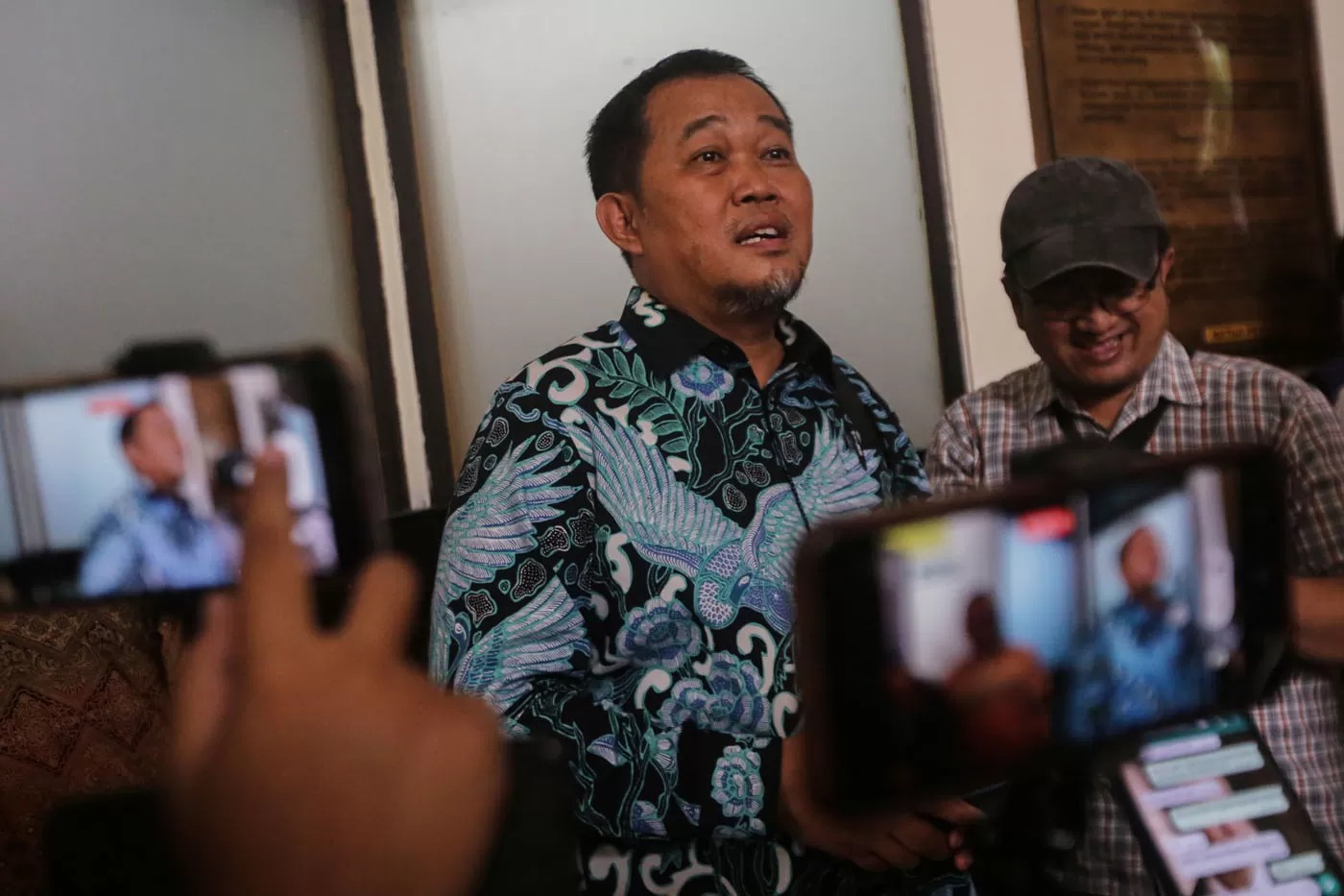 Koordinator Masyarakat Anti Korupsi Indonesia Boyamin Saiman memberikan keterangan pers terkait hasil putusan atas gugatannya di Pengadilan Negari Jakarta Selatan. (SALMAN TOYIBI/JAWA POS)