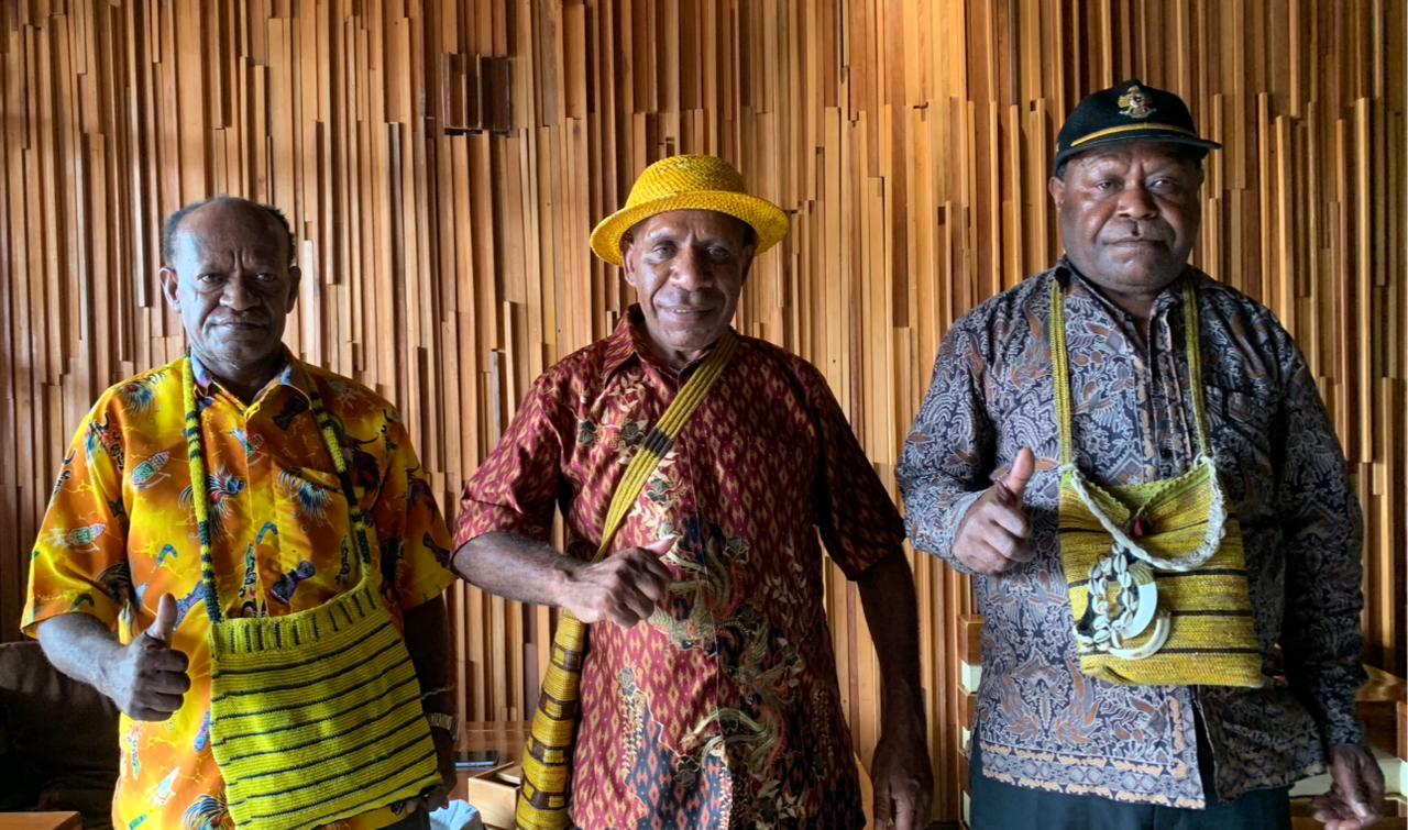 Kepala Suku Besar Mee, Melkias Moyapa didampingi dua Kepala Suku lainnya, yakni Dominikus Adi dan Yopi Degei dalam konferensi pers, Senin (16/2/2026), (Foto: CEPOSONLINE.COM/MOH. WAHYU WELERUBUN).