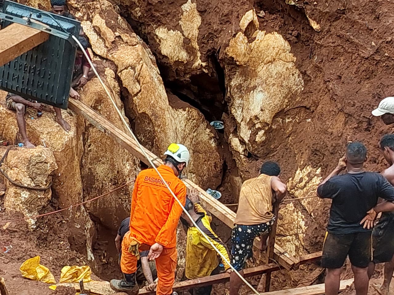 Upaya evakuasi korban tertimbun tanah di lokasi tambang tradisional, di Gajah Putih, Kota Jayapura, Senin (16/2/2026). (CEPOSONLINE.COM/KAREL)
