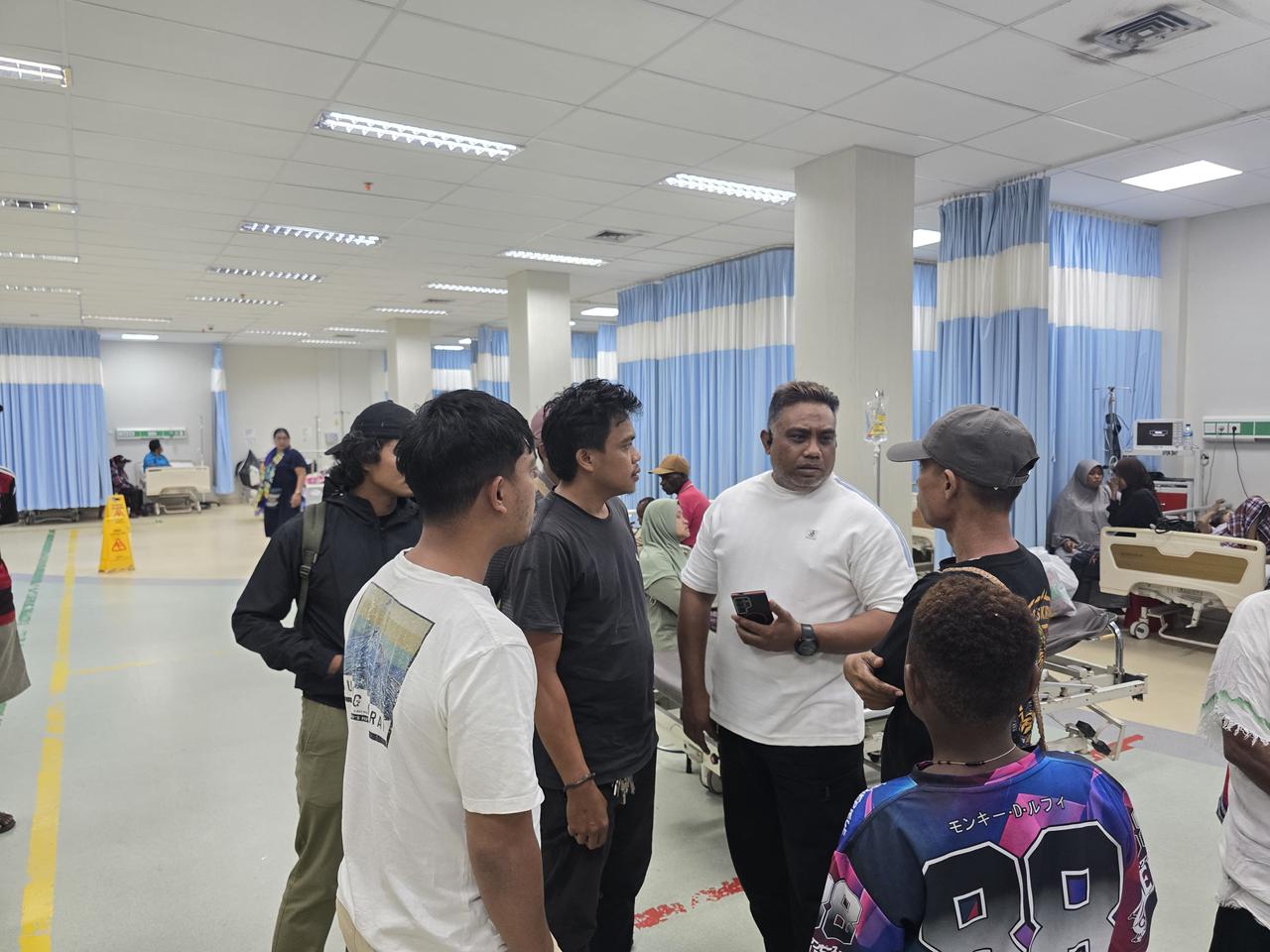 Kanit Reskrim Polsek Mimika Baru Ipda Teguh Krisandi Fardha bersama personel Polsek Mimika Baru saat bertemu keluarga korban di RSUD Mimika, Senin (16/2/2026), (Ceposonline.com/Dok. Polsek Mimika)