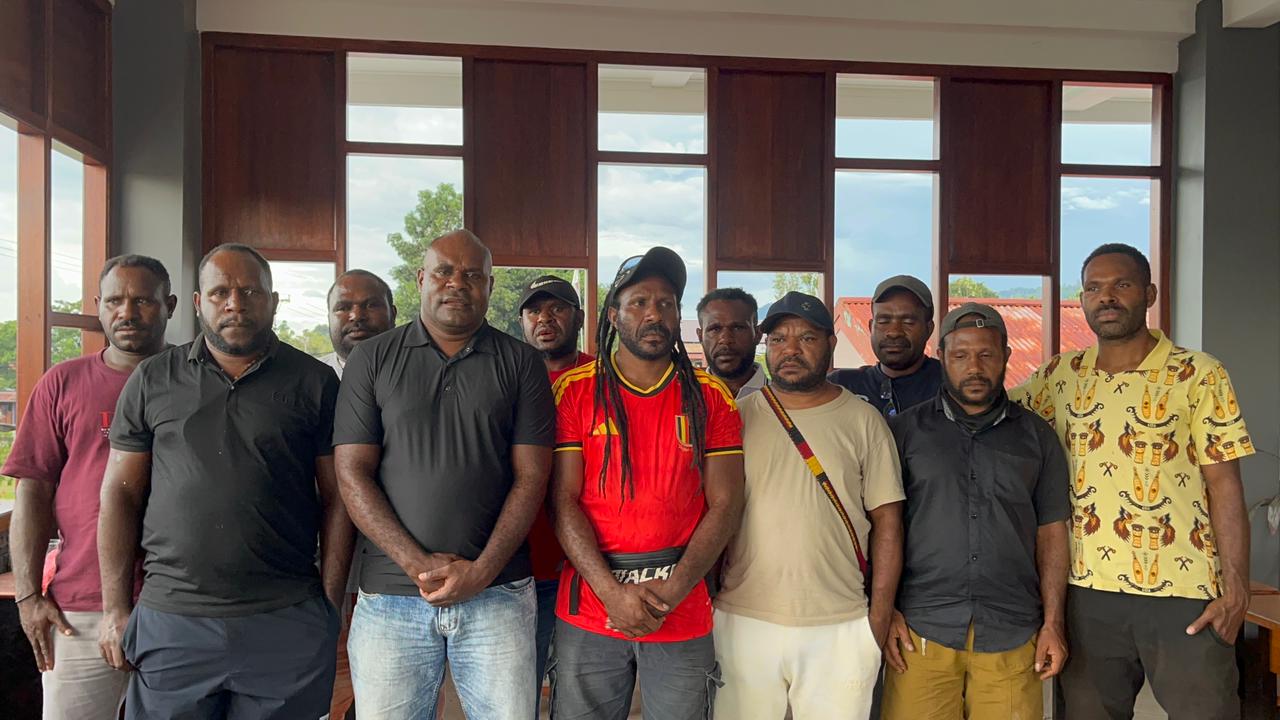 Ketua KONI Intan Jaya bersama manajemen Persintan Intan Jaya saat memberikan keterangan kepada pers di Cafe Cartenz Nabire. (CEPOSONLINE.COM/THERESIA F. TEKEGE).