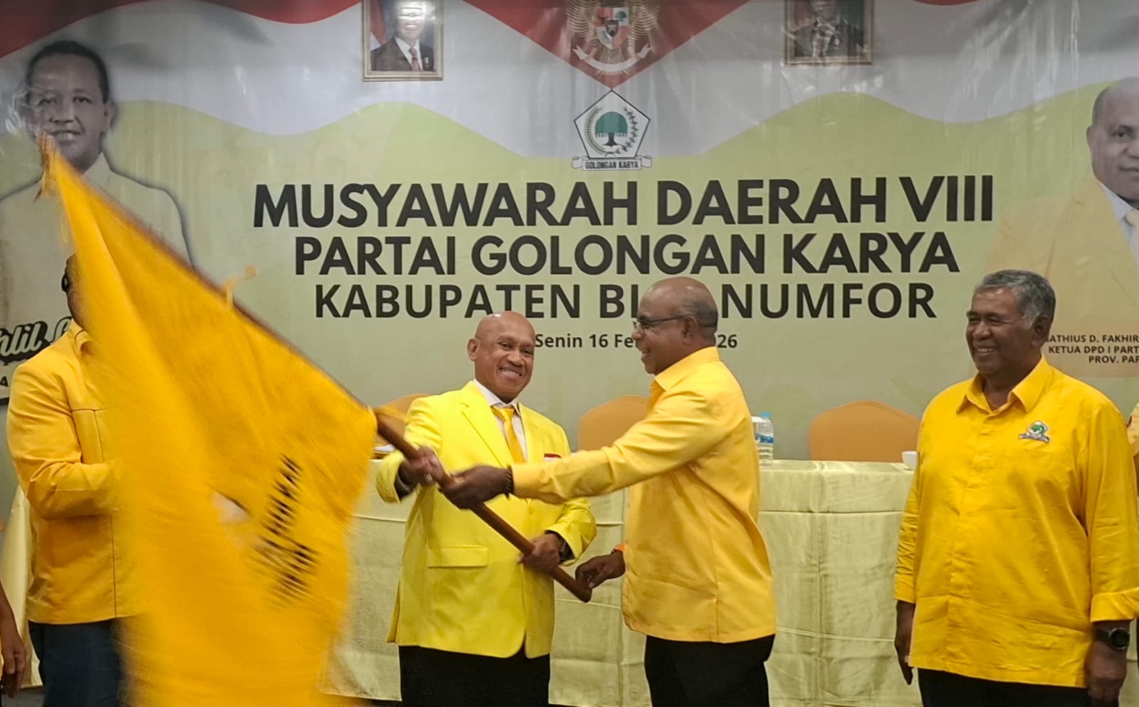 Bupati Biak Numfor Markus Octovianus Mansnembra, SH.,MM menerima pataka kebesaran partai setelah terpilih secara aklamasi sebagai Ketua DPD II Partai Golkar Kabupaten Biak Numfor, periode 2026-2030.
