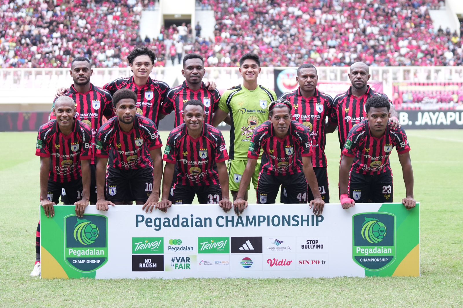 Skuad Persipura Jayapura saat foto bersama sebelum bertanding melawan Barito Putra. (CEPOSONLINE.COM/DOK PERSIPURA).