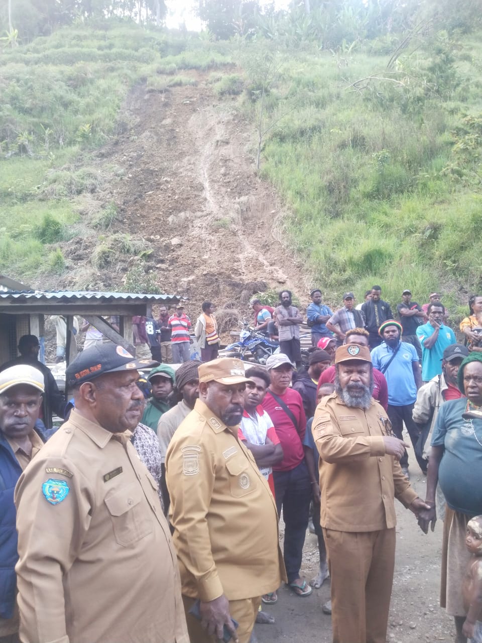 Bupati Tolikara, Willem Wandik bersama Wakil Bupati, Yotam Wonda dan jajaran BPBD Tolikara serta Dinas Sosial Tolikara meninjau lokasi longsor di Kolime dan Kanome.