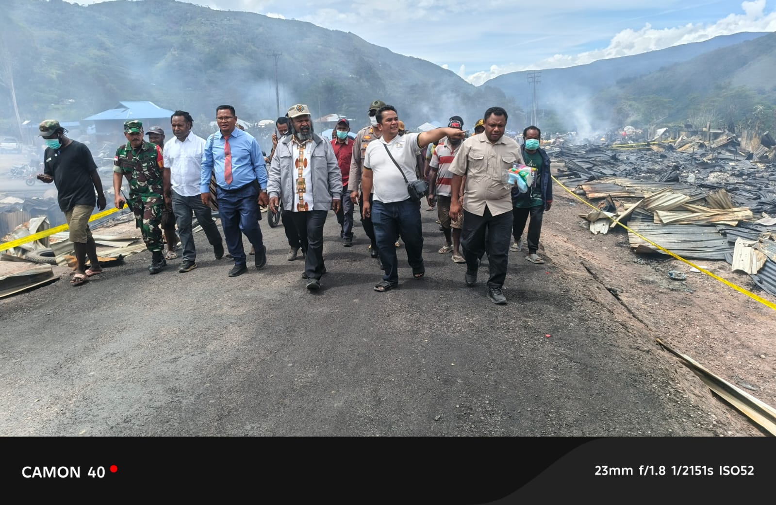 Bupati Tolikara Willem Wandik bersama rombongan saat meninjau lokasi kebakaran di Karubaga beberapa waktu lalu.  (Ceposonline.com/Dosmkomdigi Tolikara)
