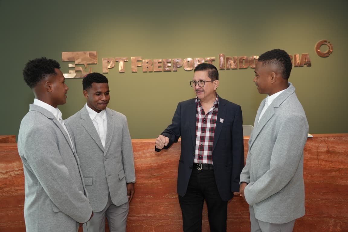 Presiden Direktur PTFI Tony Wenas beramah tamah dengan para pemain muda PFA yang akan mengikuti Elite Camp 2026 di Austria (ki-ka &ndash; Yance Glen Imbiri, Jupri Kogoya, Tony Wenas, Dolvi T. Salossa).