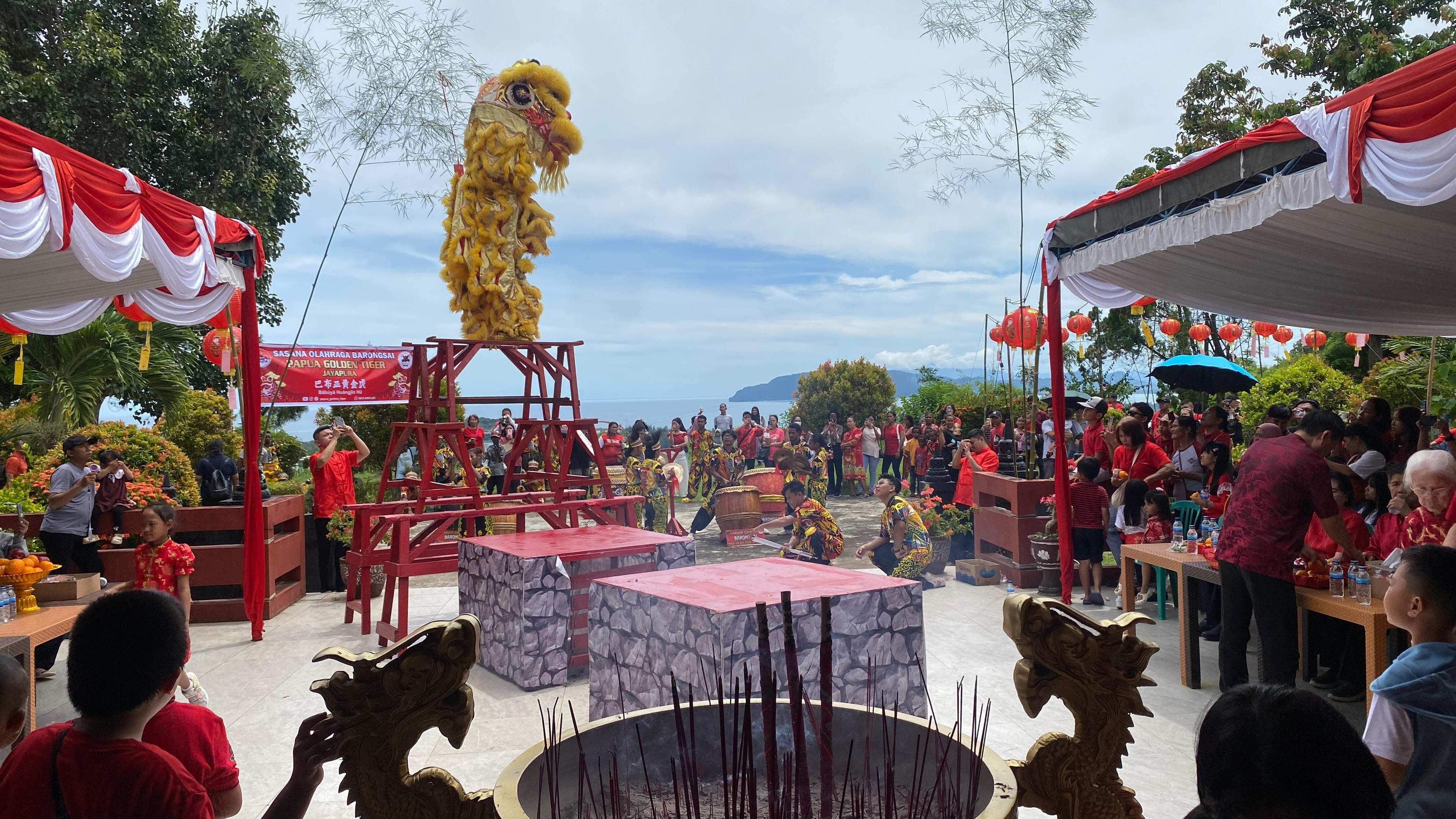 Pertunjukan tarian Barongsai, warnai tahun baru Imlek di Vihara Arya Dharma Kota Jayapura pada, Selasa (17/2/2026).