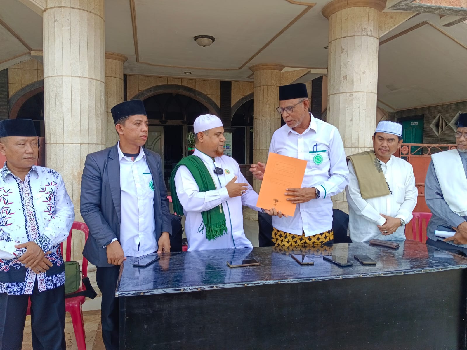 Ketua Komisi Fatwa MUI Papua Selatan Miftah Fuad Alhamad, SH saat menyerahkan hasil keputusan dari Komisi Fatwa MUI Papua Selatan kepada Ketua Umum MUI Papua Selatan H. Abdul Awal Gebze.