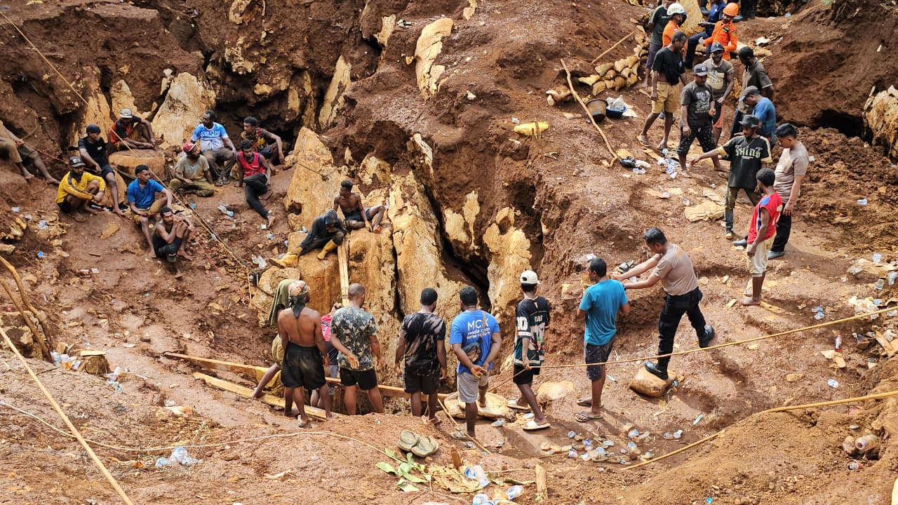Nampak petugas Basarnas bersama warga dan aparat TNI/Polri saat melakukan proses pencarian korban, Minggu (17/2/2026). (CEPOSONLINE.COM/HANS PALEN).