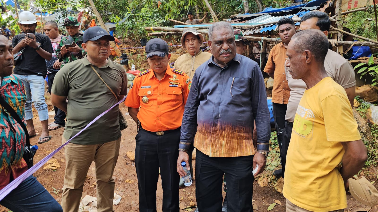 Wali Kota Jayapura, Abisai Rollo saat berdiskusi dengan keluarga korban di Lokasi Tambang di Polimak Pemancar, Selasa (17/2/2026).