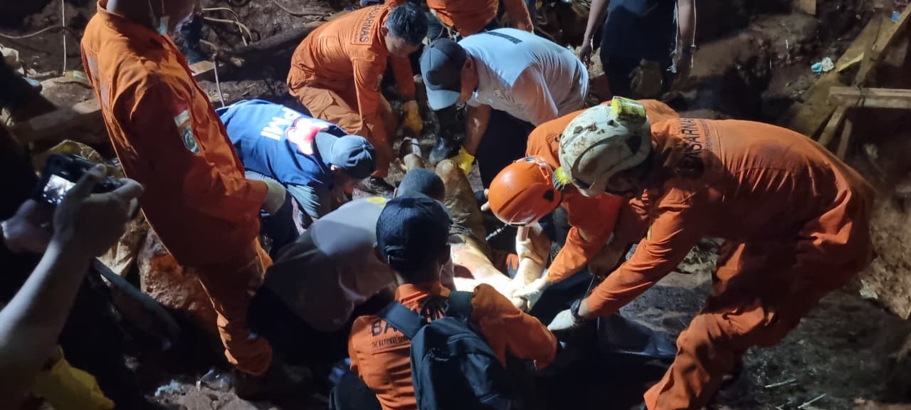 Nampak tim SAR bersama TNI-Polri dan warga setempat saat melakukan proses evakuasi korban usai ditemukan Selasa malam . (Foto Basarnas)