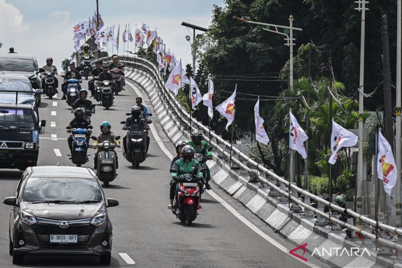 Kendaraan bermotor melintas di dekat bendera partai politik yang terpasang di Jalan Layang Kemanggisan, Jakarta, Rabu (4/2/2026).