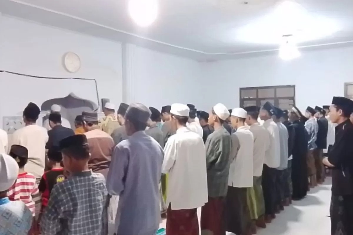 ilustrasi salat tarawih.