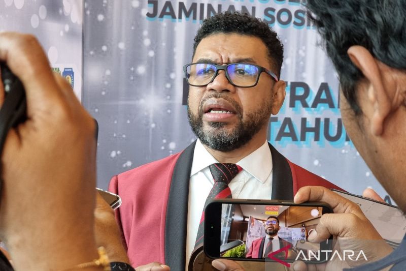 Anggota DPD Republik Indonesia Filep Wamafma (Ceposonline.com/Antara/Fansiscus Salu).