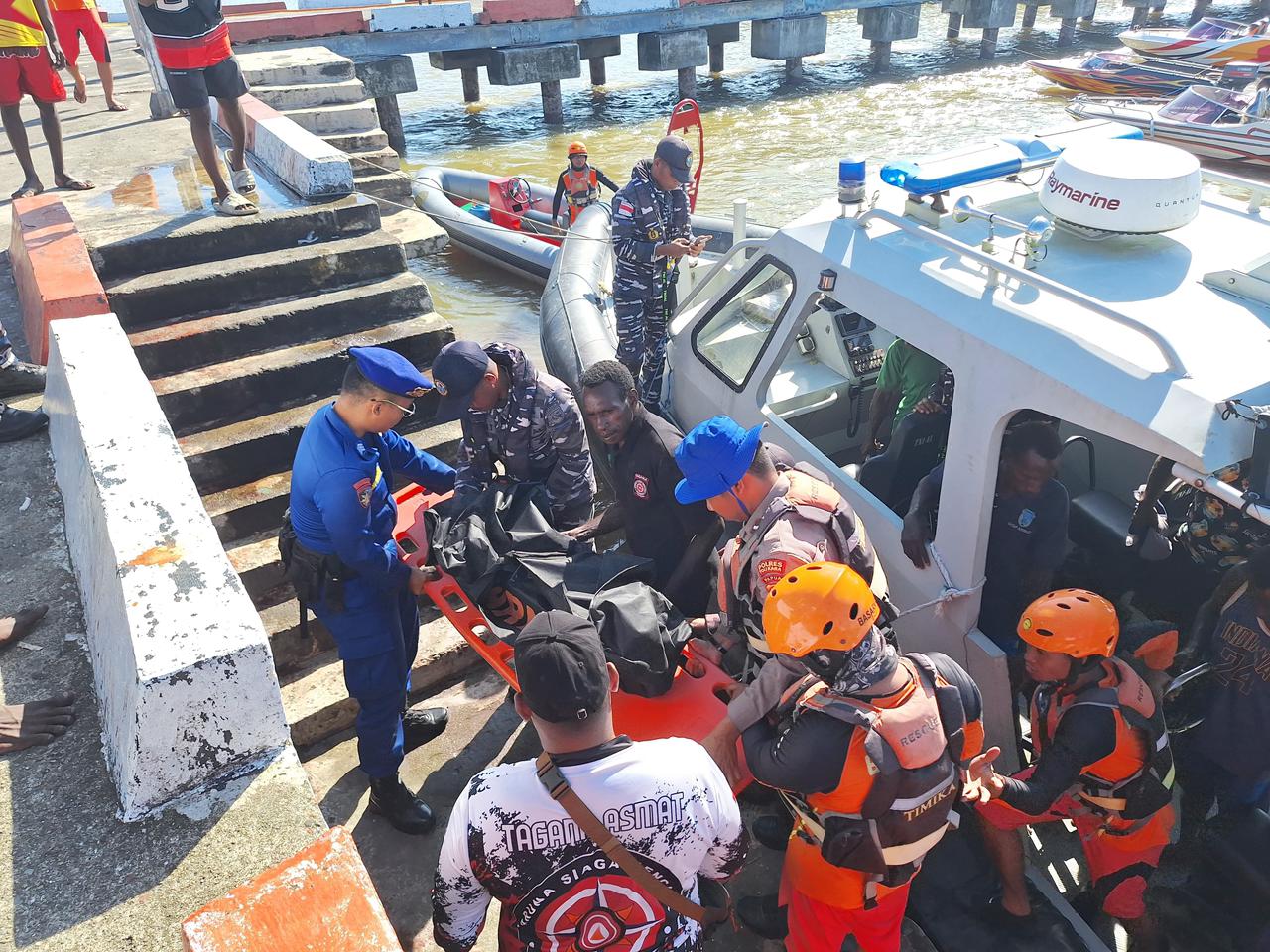 Jenazah korban yang ditandu oleh Tim SAR gabungan dari pelabuhan untuk dilarikan ke RSUD, Rabu (18/2/2026) pagi, (Foto: SAR Timika).