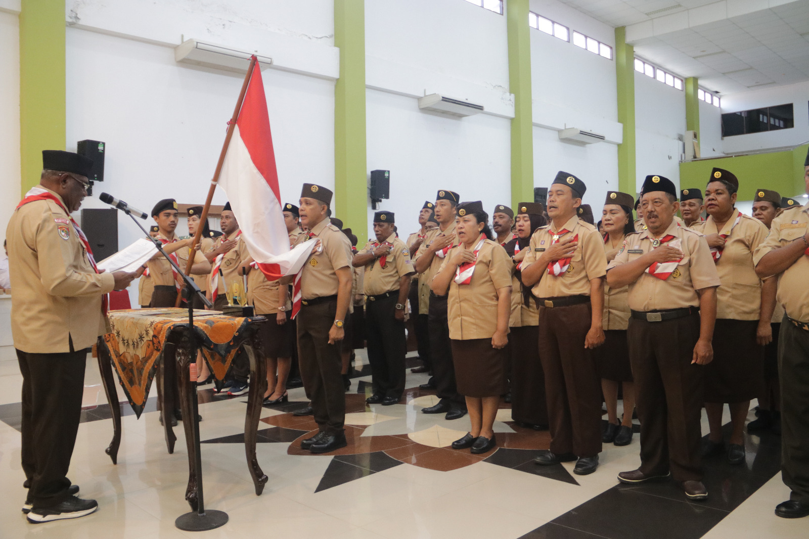 Wali Kota Jayapura, Abisai Rollo saat melantik Pengurus Kwartir Cabang Gerakan Pramuka Kota Jayapura Masa Bakti 2025&ndash;2030. (CEPOSONLINE.COM/HANS PALEN).