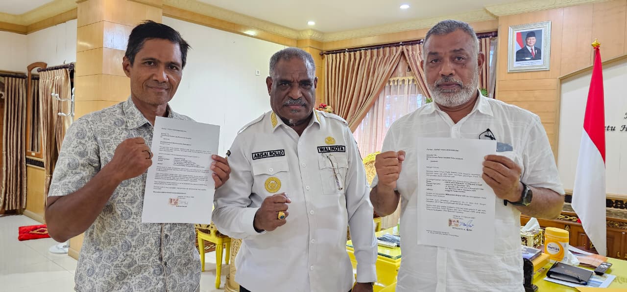 Nicolaas Jouwe dan Nurdin Thalib saat menunjukkan surat pengunduran diri mereka kepada Ketua DPD Golkar Kota Jayapura, Abisai Rollo, Rabu (18/2/2026). (CEPOSONLINE.COM/HANS PALEN).