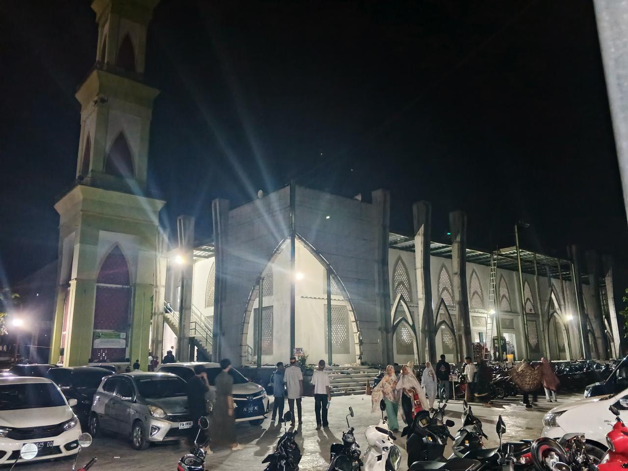 Jemaah saat berjalan memasuki Masjid Raya Babussalam untuk melaksanakan ibadah shalat Tarawih, Rabu (18/2/2026) malam, (Foto: CEPOSONLINE.COM/MOH. WAHYU WELERUBUN).