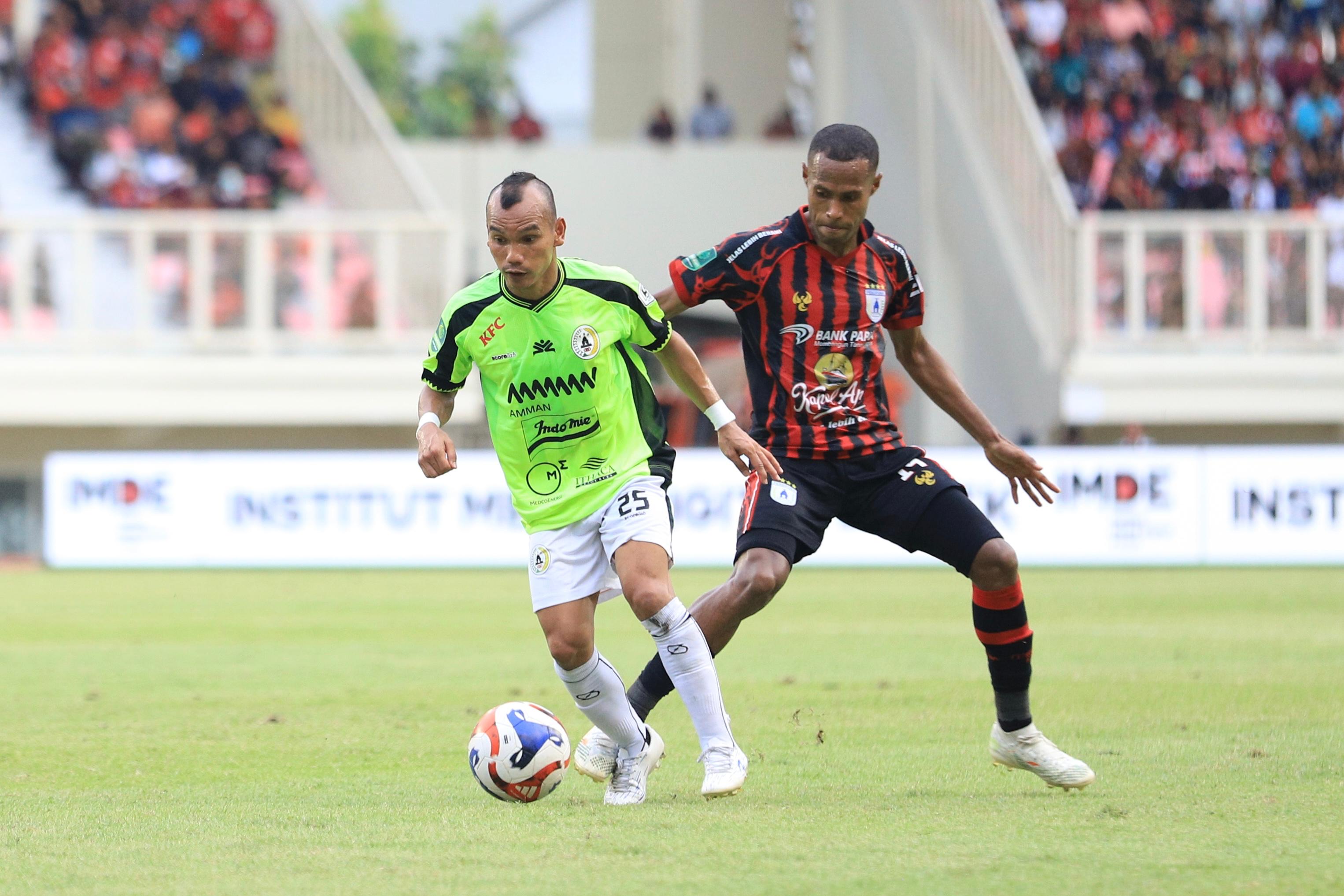 Ruben Sanadi saat berduel dengan pemain PSS Sleman Riko Simanjuntak saat laga putaran kedua Liga 2 di Stadion Lukas Enembe belum lama ini. (CEPOSONLINE.COM/ERIK)