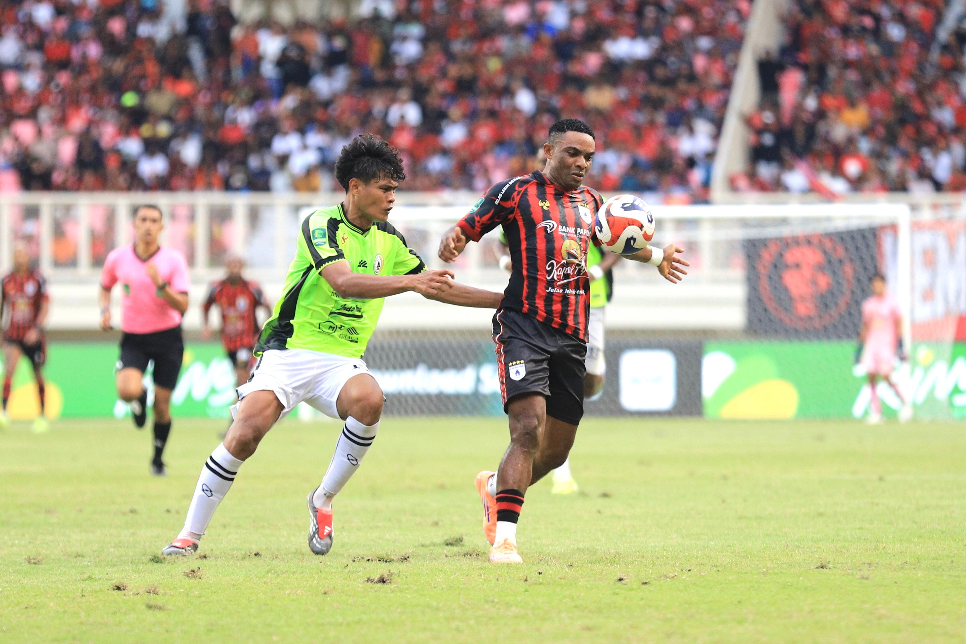 Pemain Persipura, Osas Saha saat berduel dengan pemain PSS Sleman saat bertanding di Stadion Lukas Enembe di putaran kedua lalu. (CEPOSONLINE.COM/HANS PALEN).