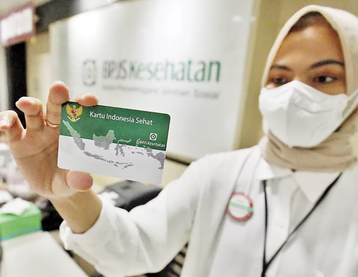 SEMUA WAJIB PUNYA: Petugas menunjukkan kartu peserta BPJS Kesehatan di kantor cabang Jakarta Pusat (23/2/2022). (HARITSAH ALMUDATSIR/JAWA POS)
