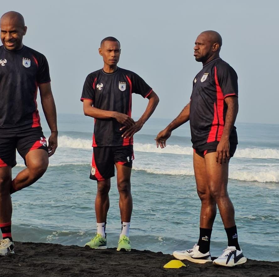 Ruben Sanadi bersama Boaz Solossa saat berdiskusi disela-sela latihan saat TC Persipura di Jogjakarta pada bulan Juni 2025 lalu. (CEPOSONLINE.COM/HANS PALEN).