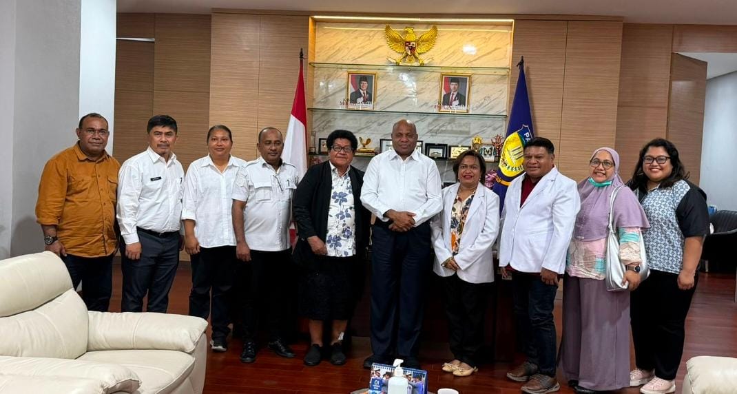 Komkordik RSUD Dok II Jayapura saat Audiensi dengan Gubernur Papua Matius D. Fakhiri terkait masalah Dokter Koas, Kamis (19/2) (CEPOSONLINE.COM/DOKUMEN)