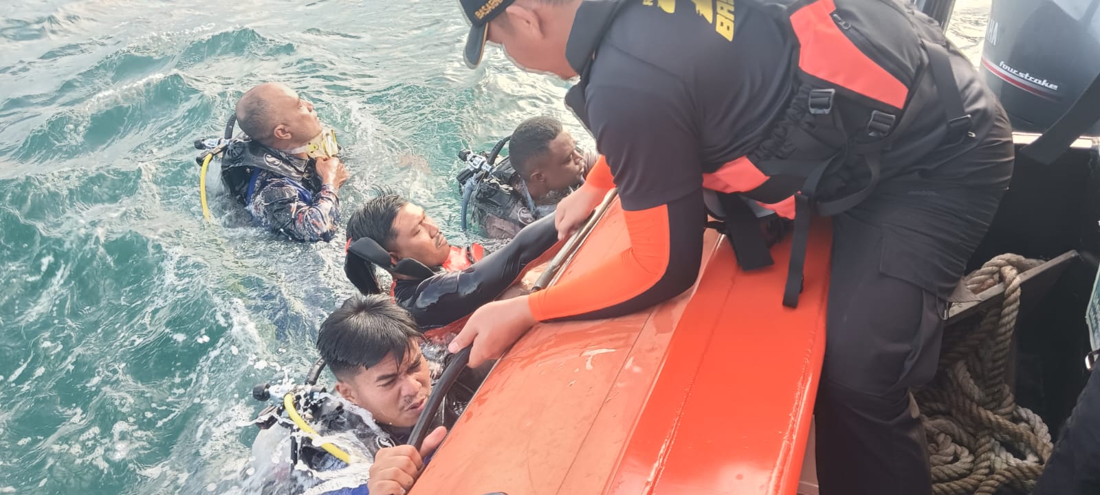 Basarnas Jayapura saat melakukan pencarian dan evakuasi korban tersebut obak di pantai Base G, Rabu (18/2026)