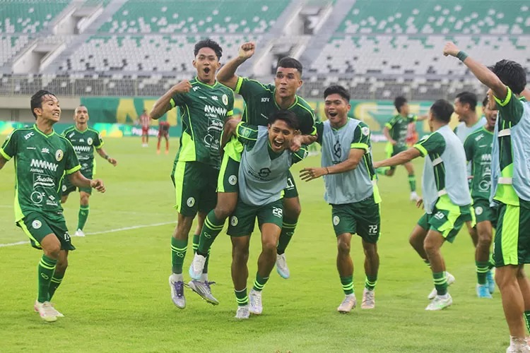 SELEBRASI: Euforia para pemain PSS Sleman saat berhasil mengalahkan Deltras FC di pekan ke-19 di MagIS, Sabtu (14/2/2026). (Guntur Aga Tirtana/Radar Jogja)