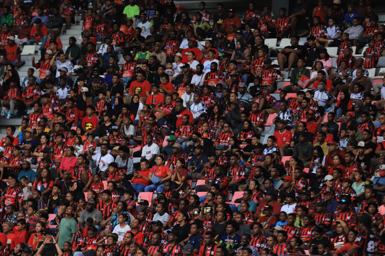 Suporter Persipura saat menyaksikan Persipura versus Barito Putera di Stadion Utama Lukas Enembe, Minggu (15/2/2026).