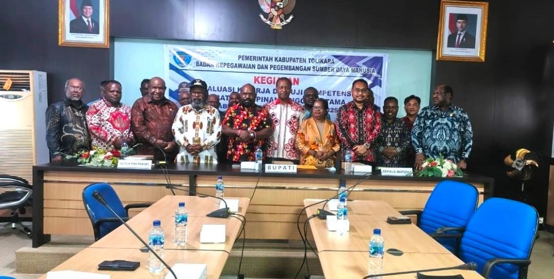 Bupati Tolikara, Willem Wandik, S.Sos foto bersama dengan para pejabat yagn mengikuti uji kompetensi dan evaluasi kinerja, Kamis (19/2/2026). (Ceposonline.com/Diskomdigi Tolikara