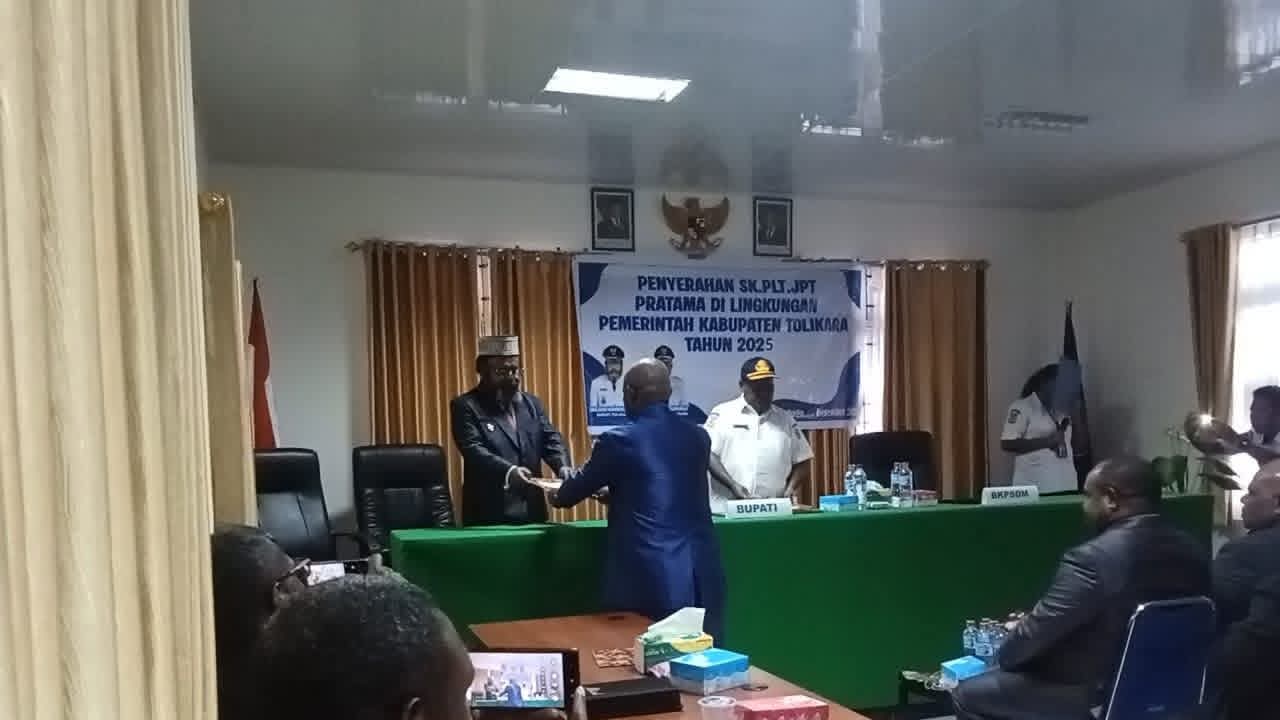 Bupati Tolikara, Willem Wandik, secara resmi menyerahkan Surat Keputusan Pelaksana Tugas Jabatan Pimpinan Tinggi Pratama kepada sejumlah pejabat di lingkungan Pemerintah Kabupaten Tolikara.
