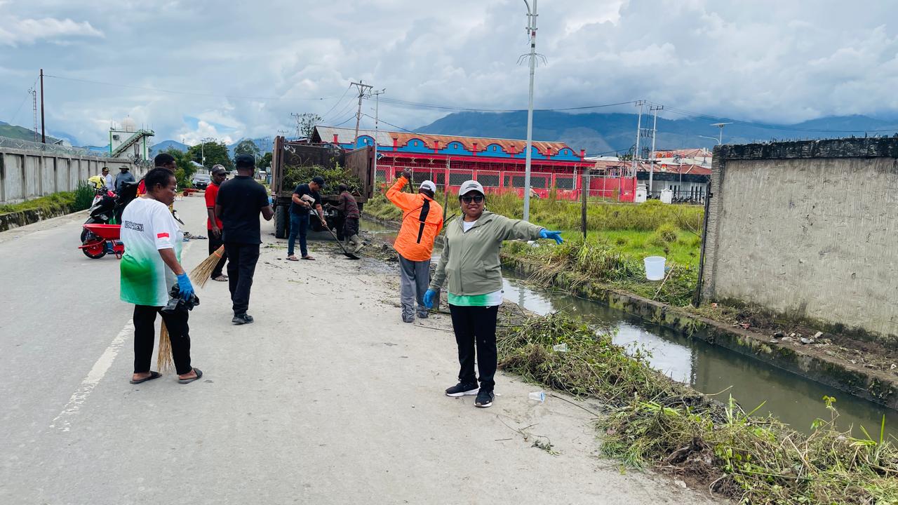 Plt Kepala DLH Kabupaten Jayawijaya Idawati Waromi Murib saat memimpin pelaksanaan kerja bakti pembersihan drainase di jalan Gatot Subroto Wamena. Jumat (20/2/2026).