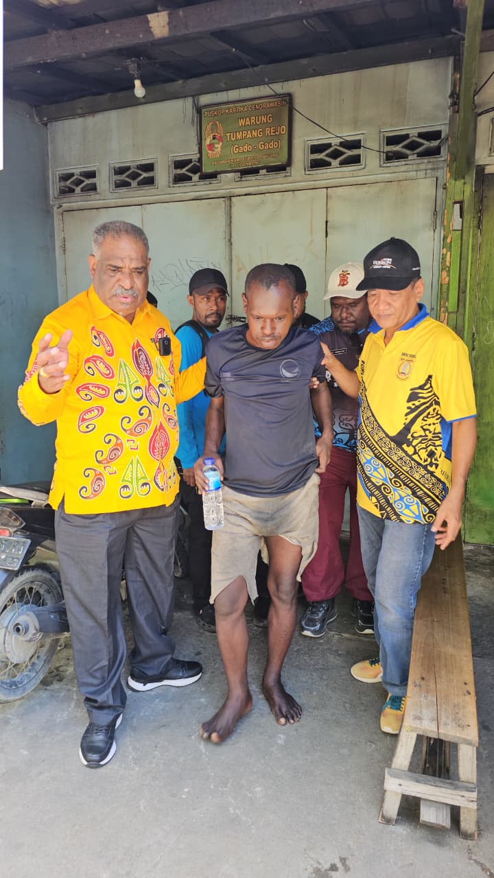 Wali Kota Jayapura, Abisai Rollo bersama Dinas Sosial dan Dinas Kesehatan saat bertemu dengan salah satu ODGJ di Cigombong, Kotaraja, Jumat (20/2/2025). (CEPOSONLINE.COM/HANS PALEN).