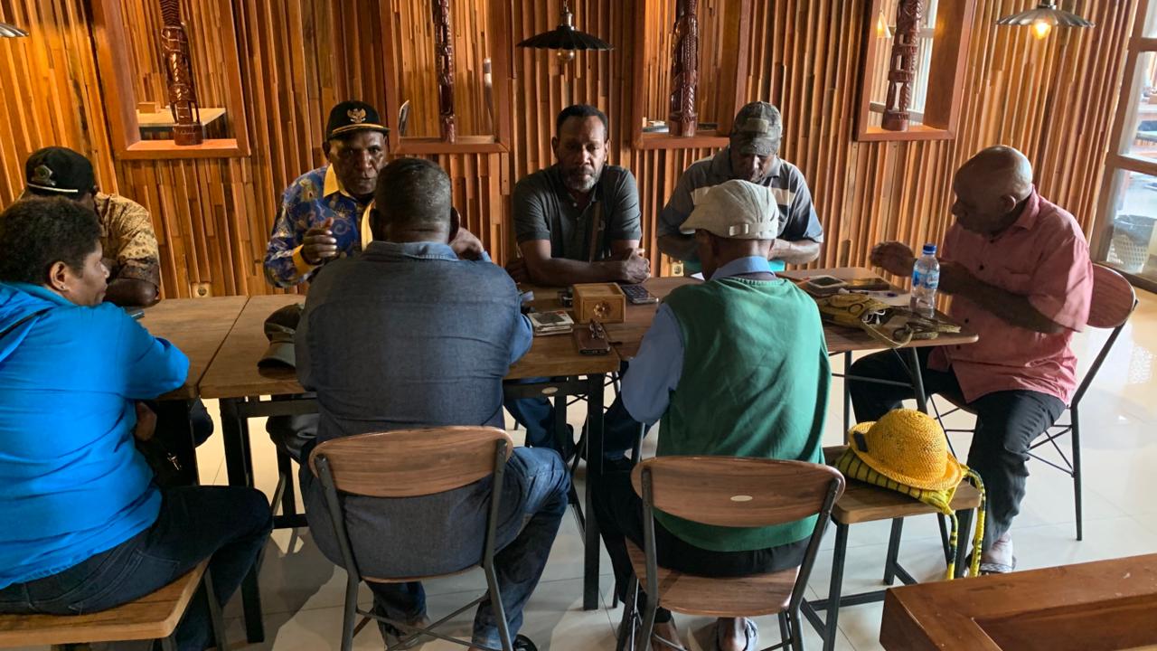 Kepala Suku Besar Mee Papua Tengah Melkias Moyapa dalam pertemuan bersama Ketua LMA Suku Kamoro, Yohanis Boyau dan jajarannya di Pua-Pua Kafe, Jalan Budi Utomo, Mimika, Papua Tengah, Kamis (19/2/2026)