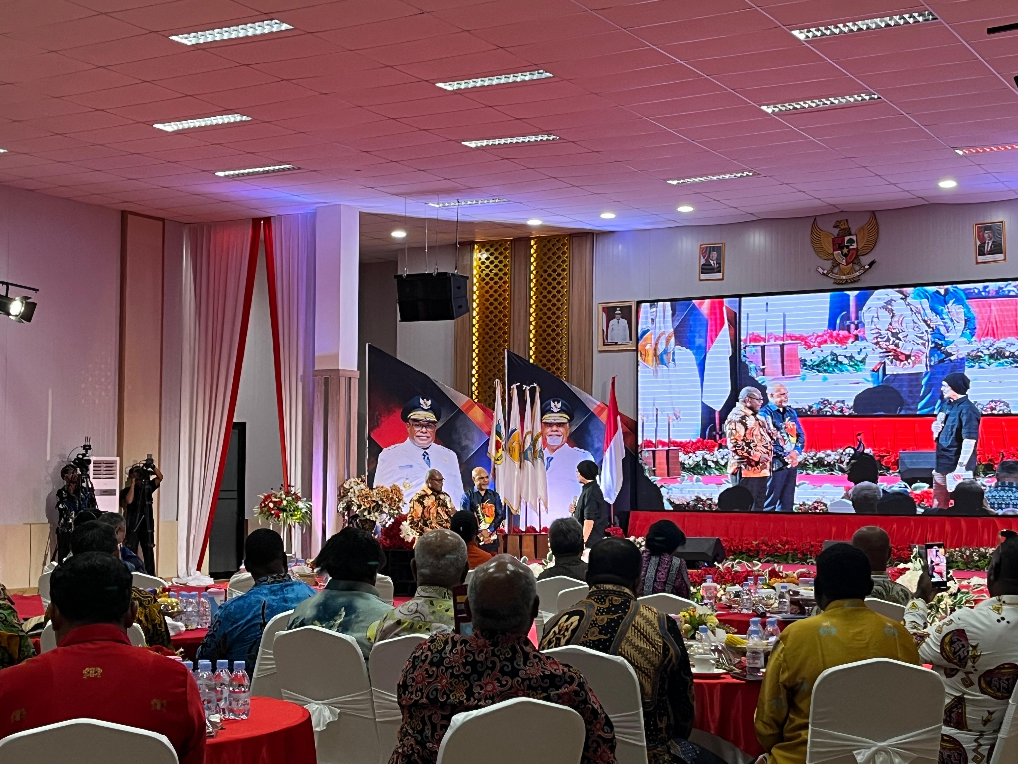 Wartawan senior dan presenter ternama Indonesia, Andy F. Noya memandu Acara Talkshow 1 Tahun Kepemimpinan Gubernur dan Wakil Gubernur Papua Tengah. (CEPOSONLINE.COM/THERESIA F. TEKEGE)