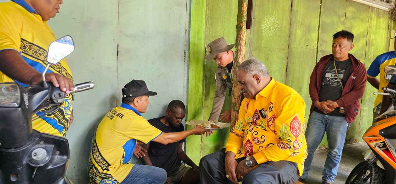 Wali Kota Jayapura, Abisai Rollo saat berdiskusi dan memberi makan kepada salah satu ODGJ saat penertiban di Kotaraja, Jumat (20/1/2026) (CEPOSONLINE.COM/HANS PALEN).