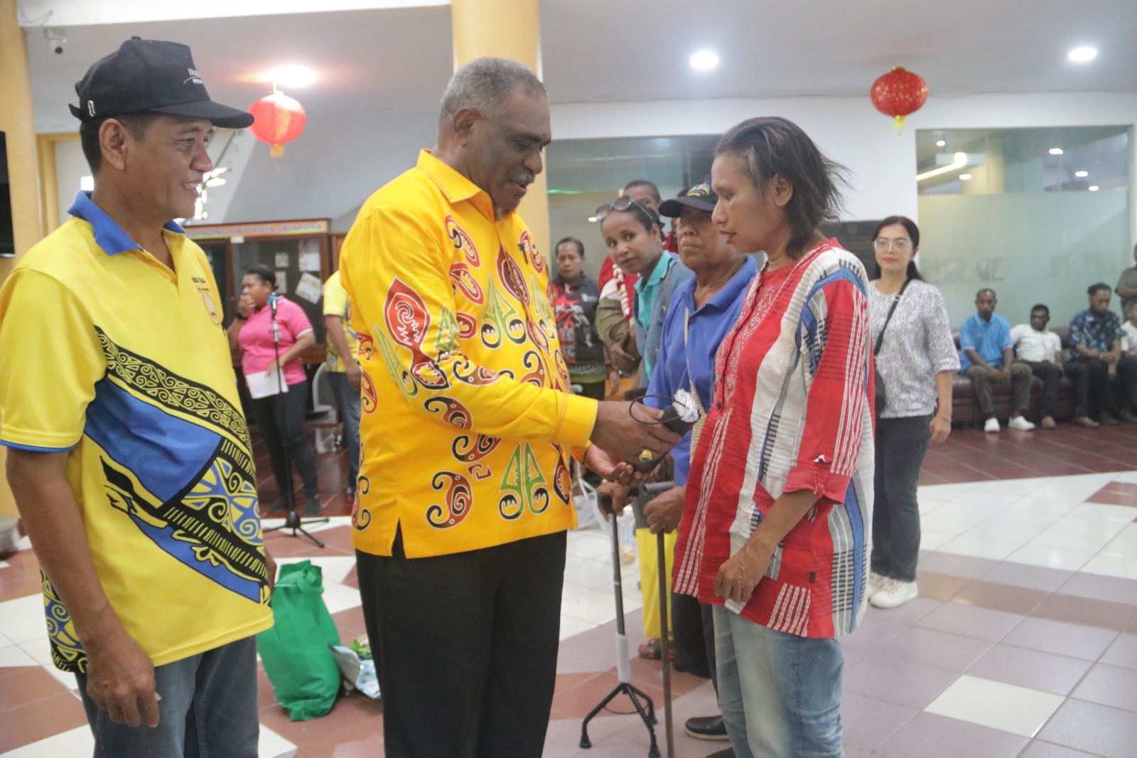Wali Kota Jayapura, Abisai Rollo saat menyerahkan bantuan alat bantu bagi penyandang disabilitas, Jumat (20/2/2026). (HUMAS PEMKOT)
